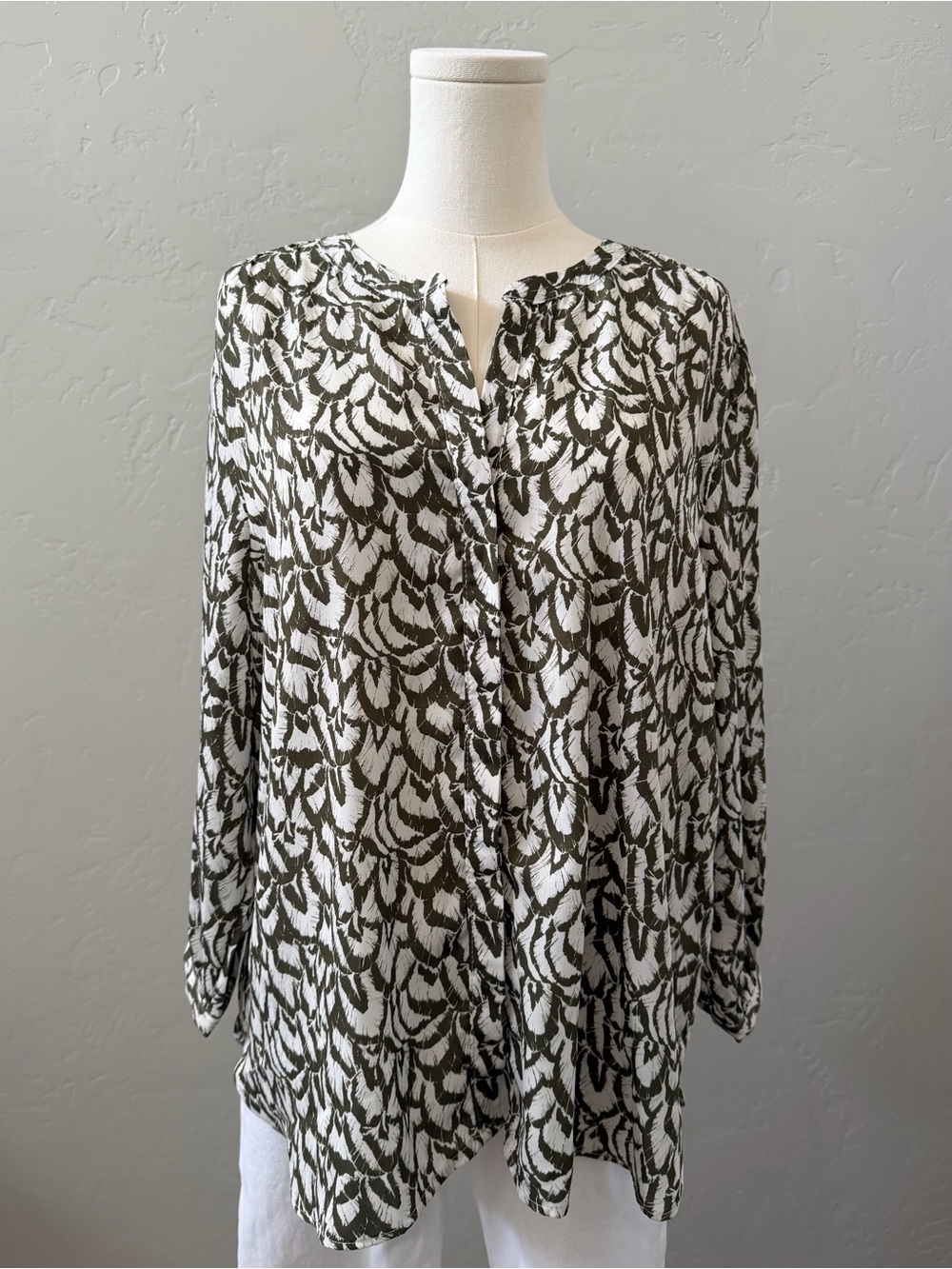 Jachs Girlfriend Contemporary Blouse L Olive Print Relaxed Fit Top - Picture 3 of 14